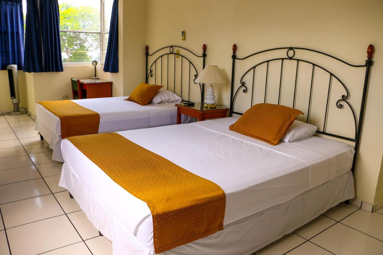 Hotel Villa Serena San Benito San Salvador Buitenkant foto
