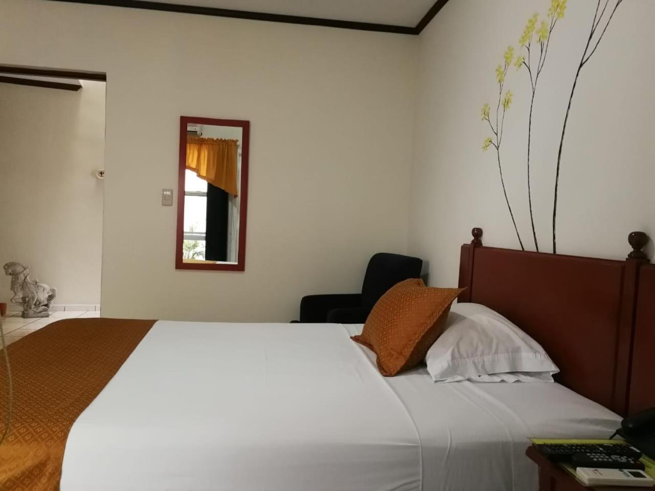 Hotel Villa Serena San Benito San Salvador Buitenkant foto
